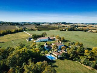 Vente Maison Propriété de 998 m², 12 chambres, 33 hectares biologiques, source naturelle et deux piscines Fleurance