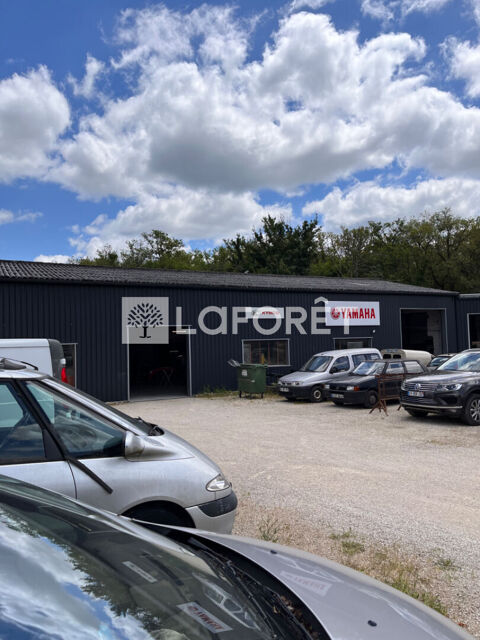 Locaux commerciaux lou&eacute; avec une maison d'habitation. 284000 46360 Lauzes