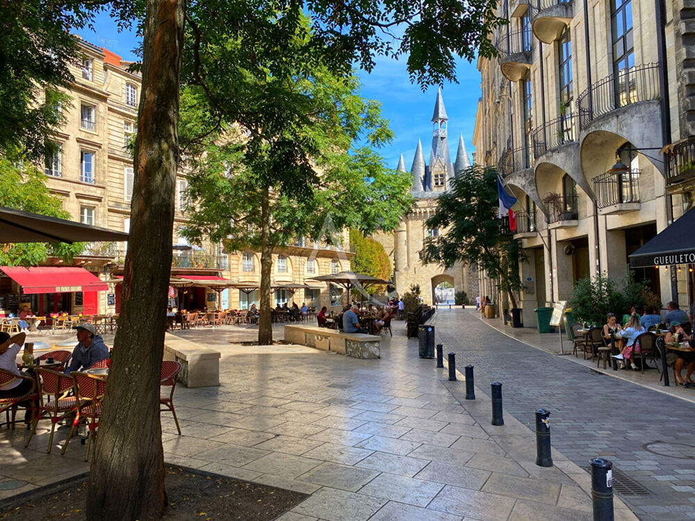 BORDEAUX PLACE DU PALAIS T2 dernier étage