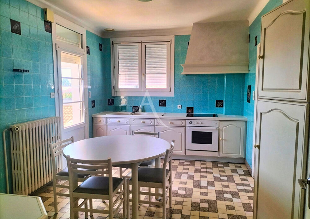 Maison familiale avec double garage et fort potentiel.