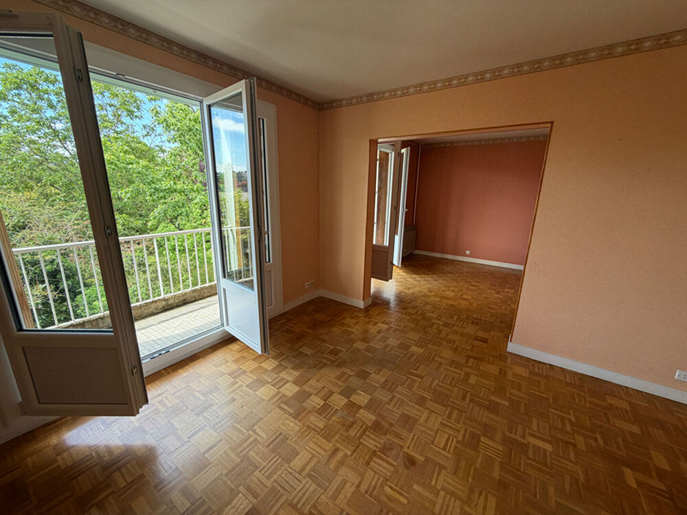 T4 avec parking, cave et balcon.