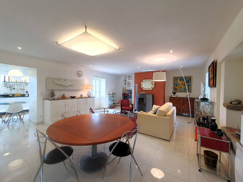 LUNAC Propriété de caractère en pierre rénovée .220 m² habitables Dépendances Spa Terrain 1 805 m²