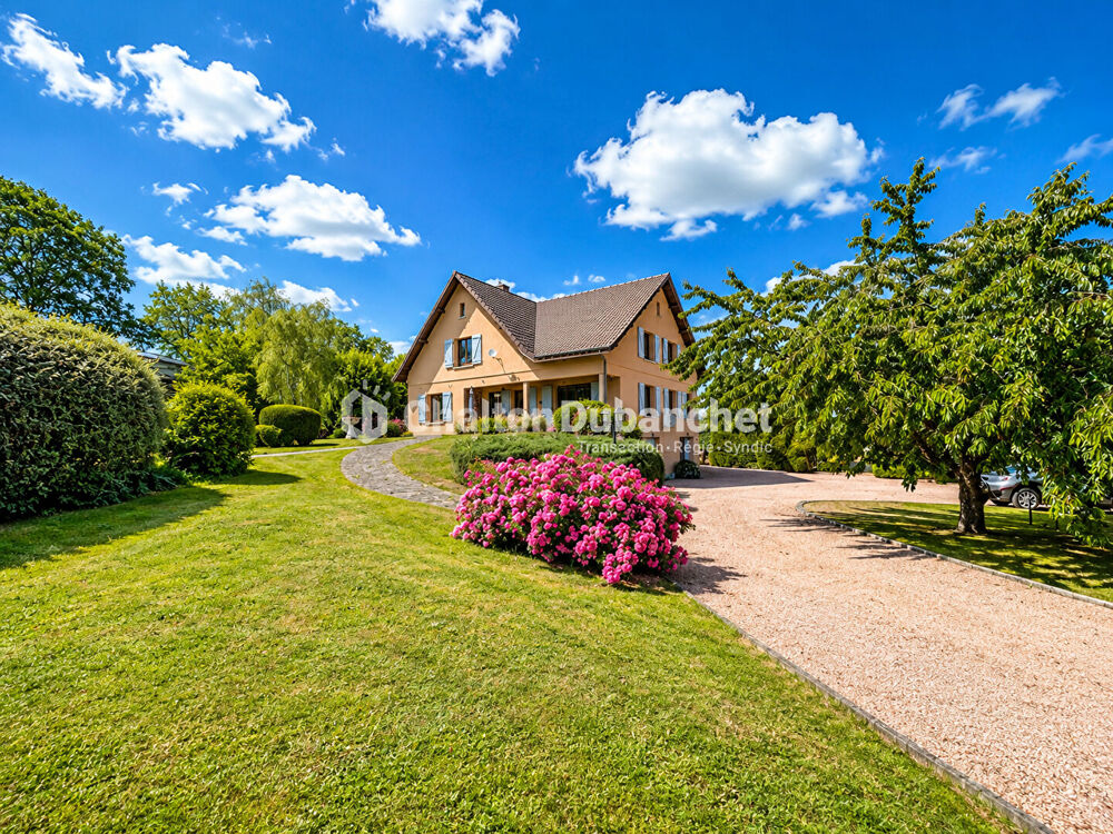 MONTAIGUET EN FOREZ - Maison de 330 m² sur 35000 m² de terrain et deux étangs