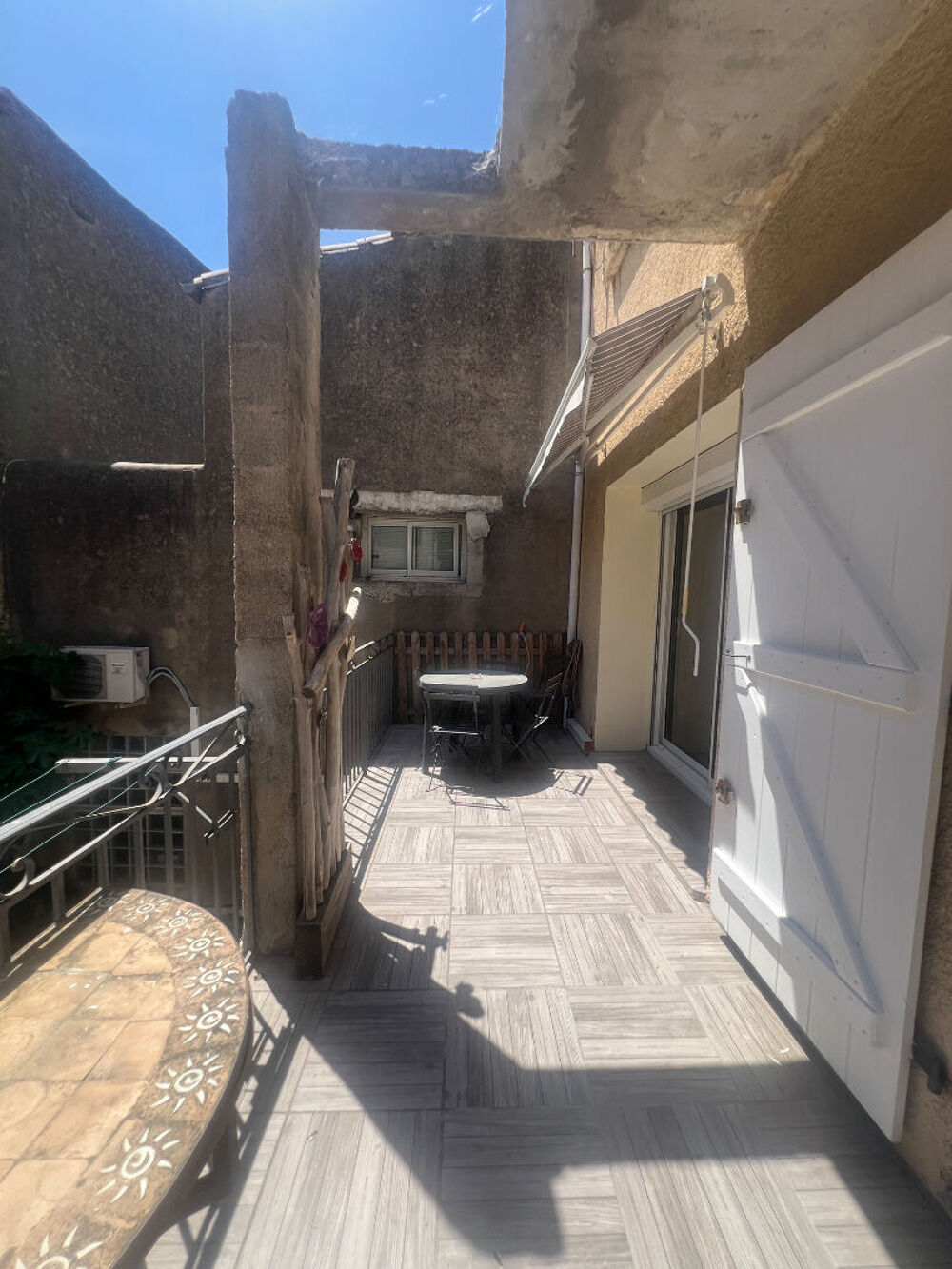 APPARTEMENT AVEC TERRASSE ET STATIONNEMENT