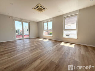  Appartement à louer 6 pièces 111 m²