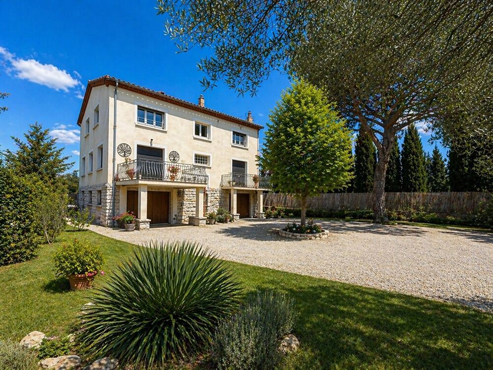 MAISON DE VILLE T6 AVEC GARAGES ET PISCINE