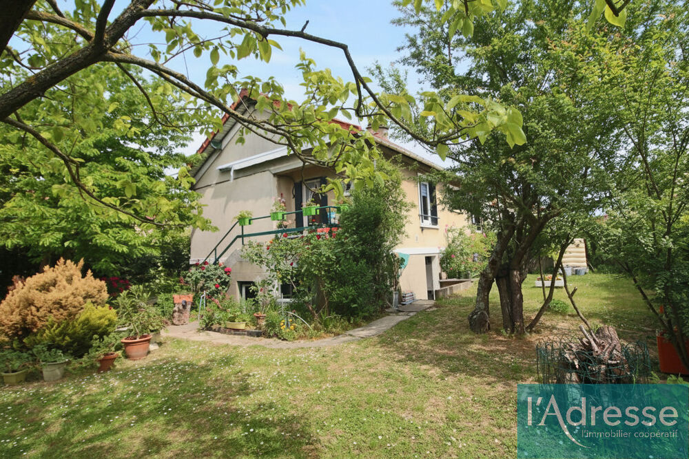 Maison avec sous-sol total, combles aménageables et grand terrain à Savigny-sur-Orge.