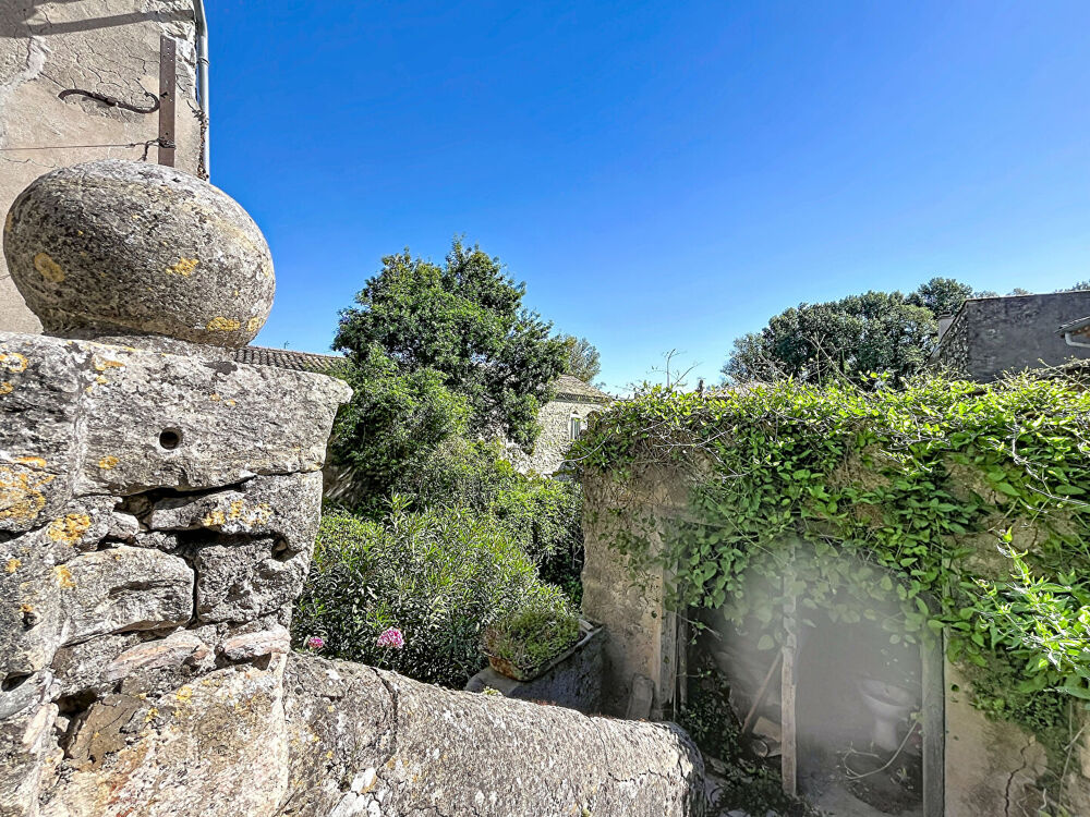 ARDÈCHE, BAIX : Maison de caractère en pierre. 174 m² habitables au sein d'un ensemble de +500 m² au sol