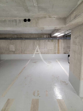  Parking / Garage à louer 