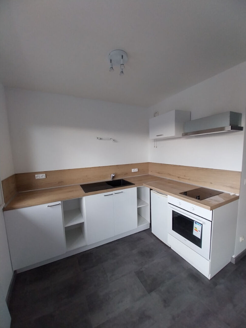 Location Appartement Studio refait à neuf 31.79m2 avec parking s/sol et balcon Evreux