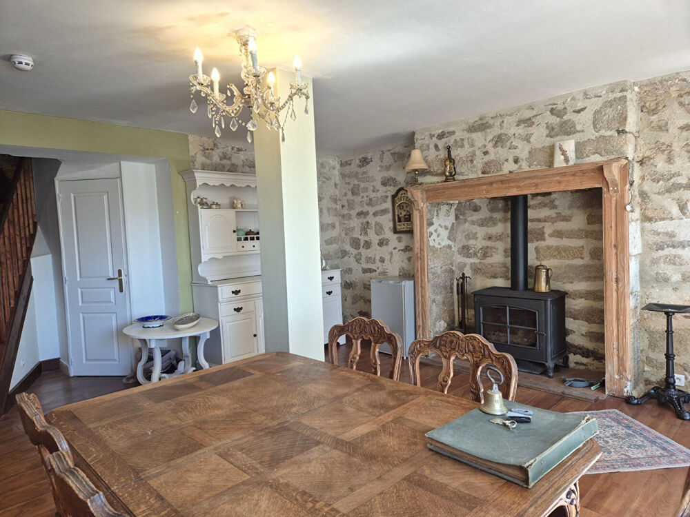 Vente Maison CORRÈZE. TREIGNAC. Propriété de caractère. Une maison, des chambres à louer et un studio/boutique, ou tout simplement une grande Treignac