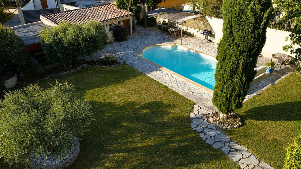 Maison 8 pièces de 214 m² sur 1556 m² de terrain avec studio, piscine et garage
