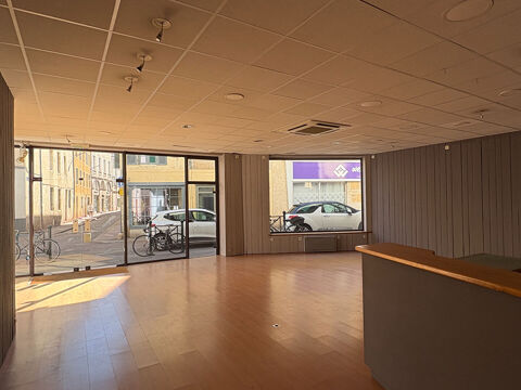   Bourg local commercial 104 m² 