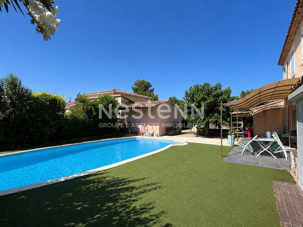 Maison de 197 m2 environ avec studio, piscine et stationnement sur un terrain de 600 m2
