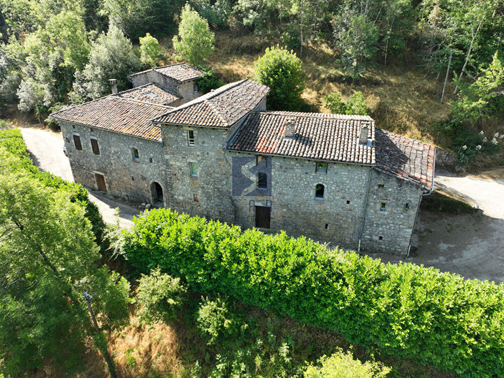 Ardèche : Vallée de l'Eyrieux Ensemble immobilier de 6 gîtes en pierre sur un terrain de 705 m²