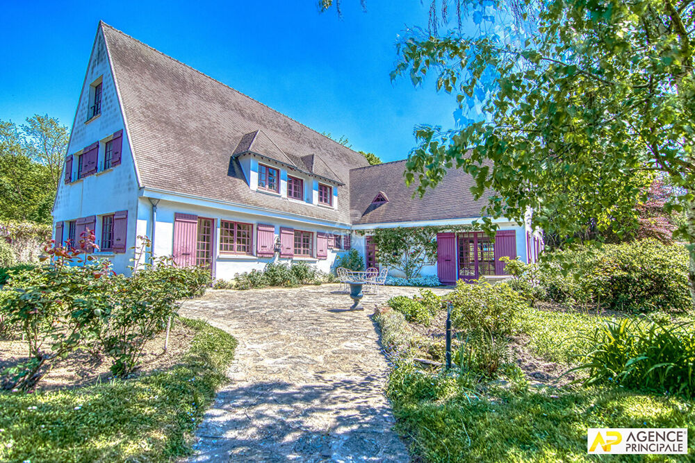 Le Chesnay centre ville - Maison 14 pièces 395.90 m² habitables sur parcelle de 2250 m²