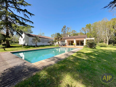   Maison familiale de plus de 230 m² habitables - VENANSAULT Maison - 7 pièce(s) - 232 m²