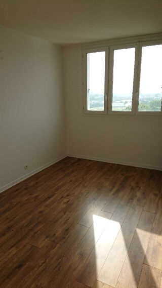  Appartement à louer 4 pièces 83 m²
