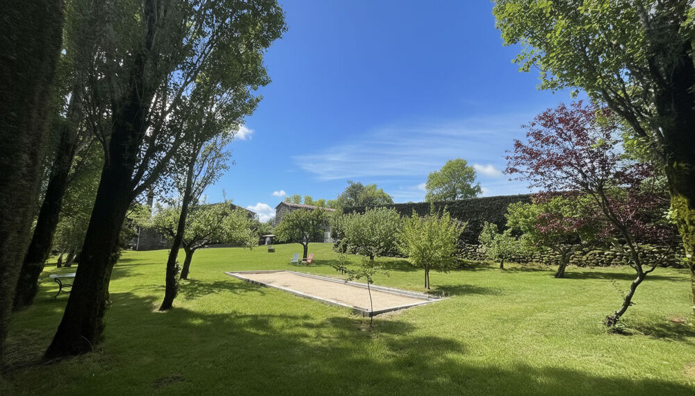 Ardèche. Propriété de caractère en pierre avec gîtes, piscine - écrin de nature en Ardèche.