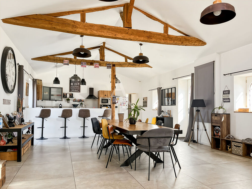 Vente Maison Maison en pierres rénovée de plus de 200 m² avec dépendances et grange à réhabiliter Challans