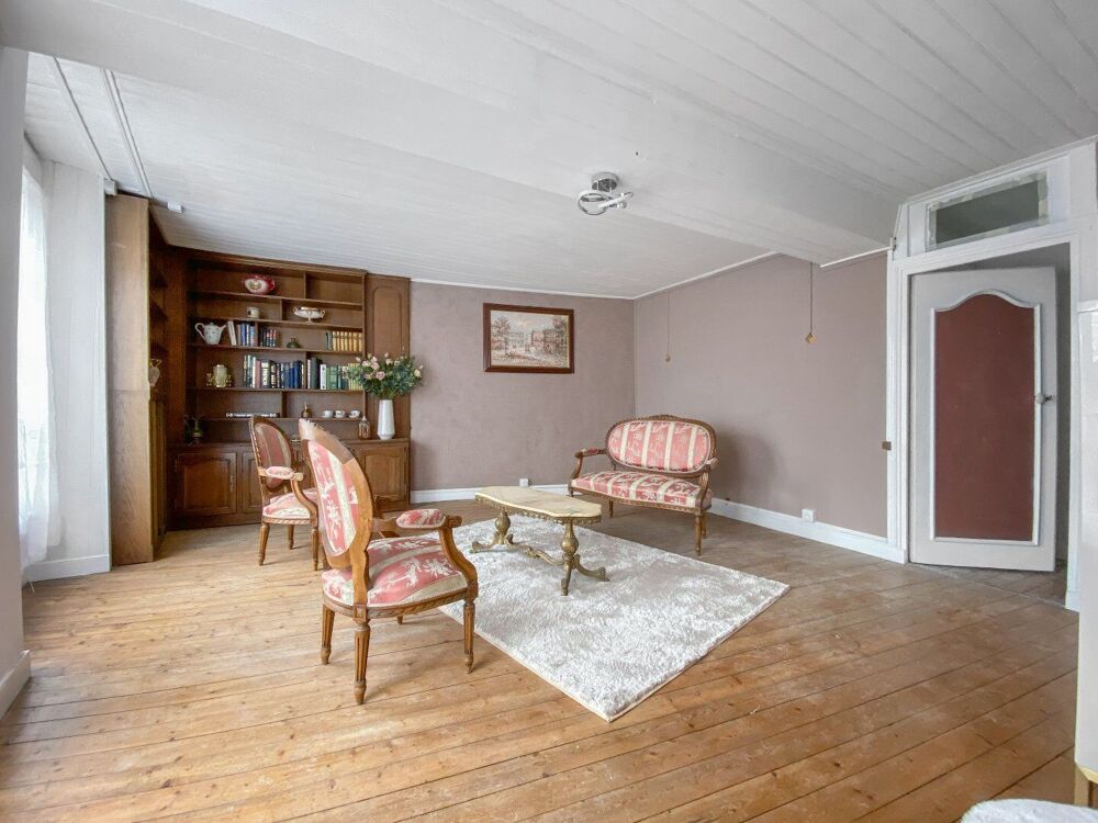 Grande maison en pierres à pied des commerces