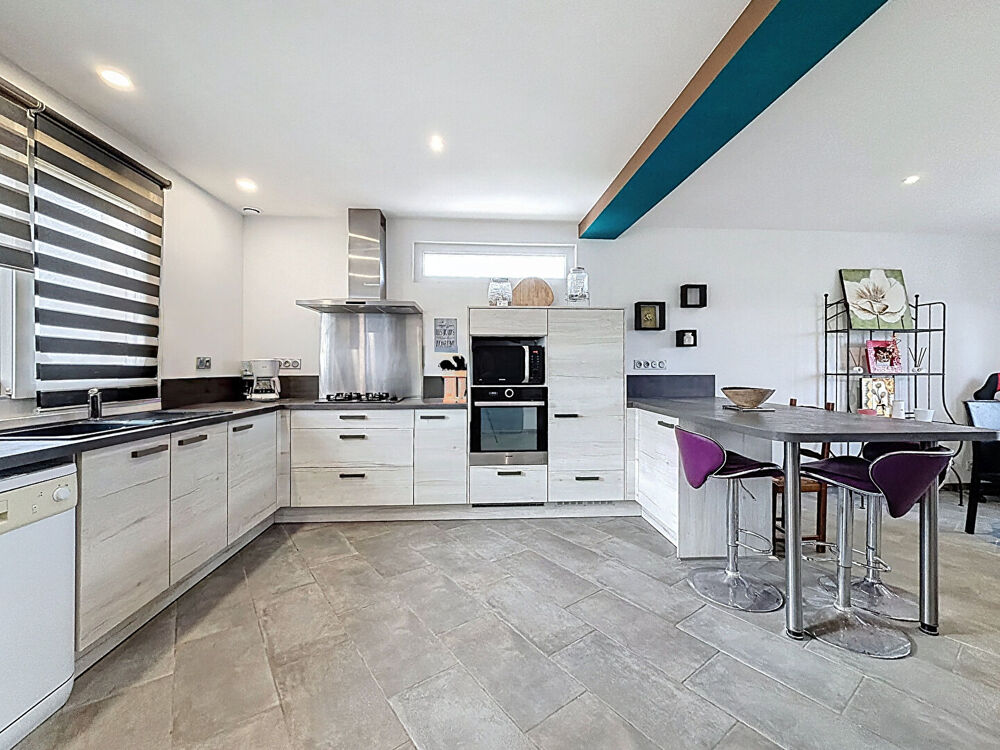 Maison rénovée à vendre à Verneuil sur Vienne - 5 pièces 3 chambres avec grand terrain !
