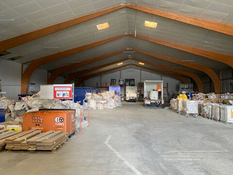   Local d'activité Loire Authion de 1370 m2, locataire en place 