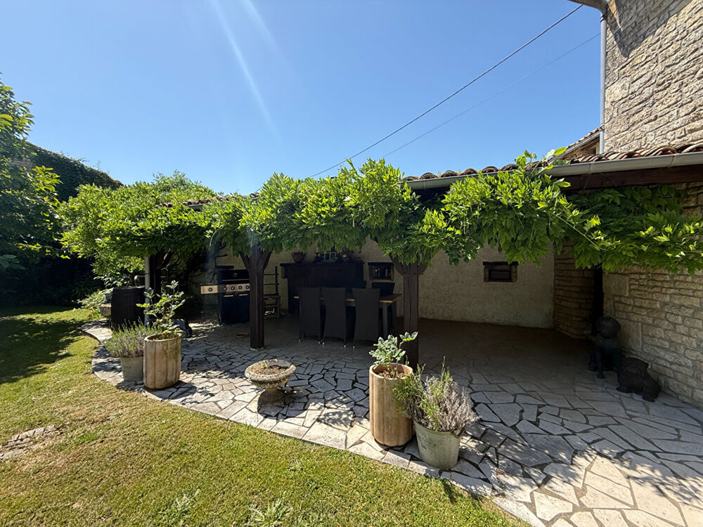 Superbe propriété de village en pierre de 4/5 chambres avec terrain privé, piscine et dépendances