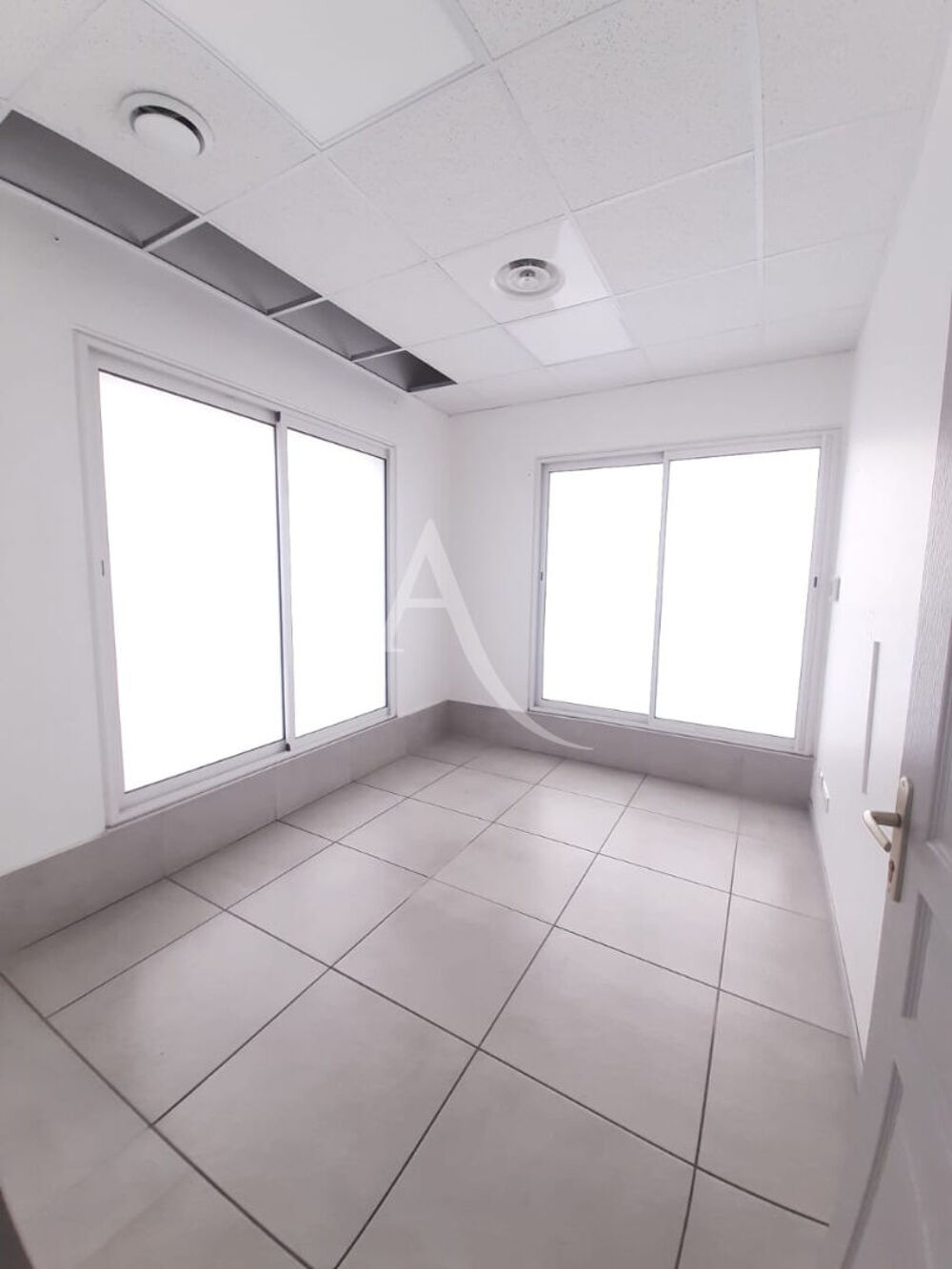   Local d'activité  150 m2 - 9 bureaux + 1 grande salle principale A SAISIR !!!!!! Fort de france