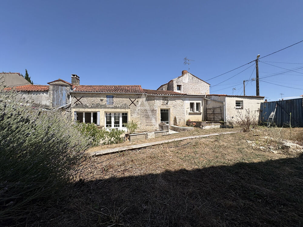 Maison 9 pièces - 3 chambres - NALLIERS