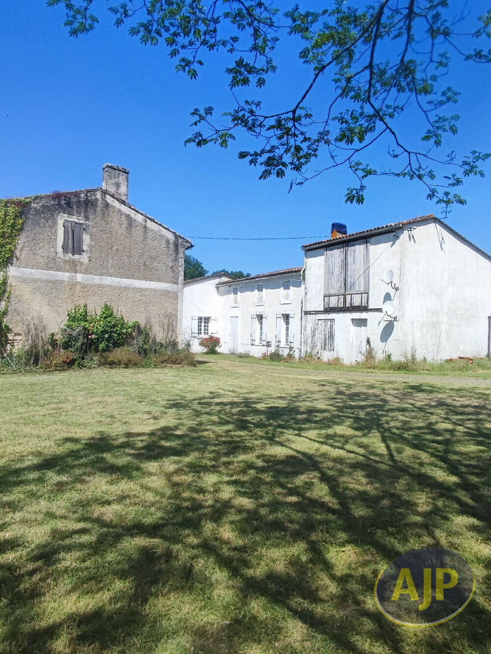 Propriété de 7 pièces avec chai attenant dépendance et hangar