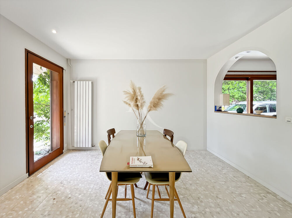 Maison d'architecte sur un vaste terrain verdoyant