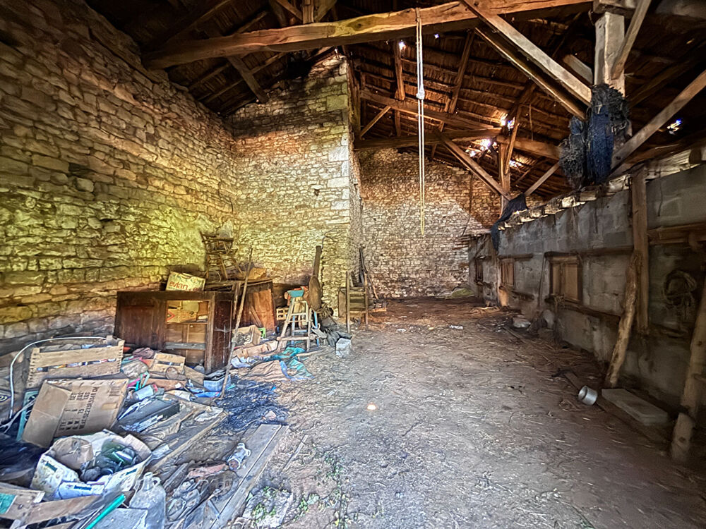 Deux granges avec dépendances et jardin offrant un fort potentiel de rénovation