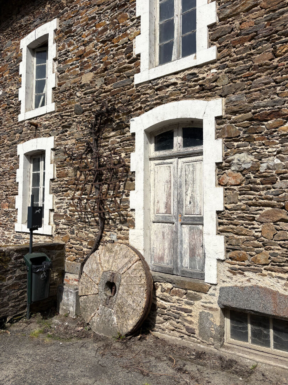 Ancien moulin avec turbine en activité, 700 m² de potentiel au coeur d'un des Plus Beaux Villages de France
