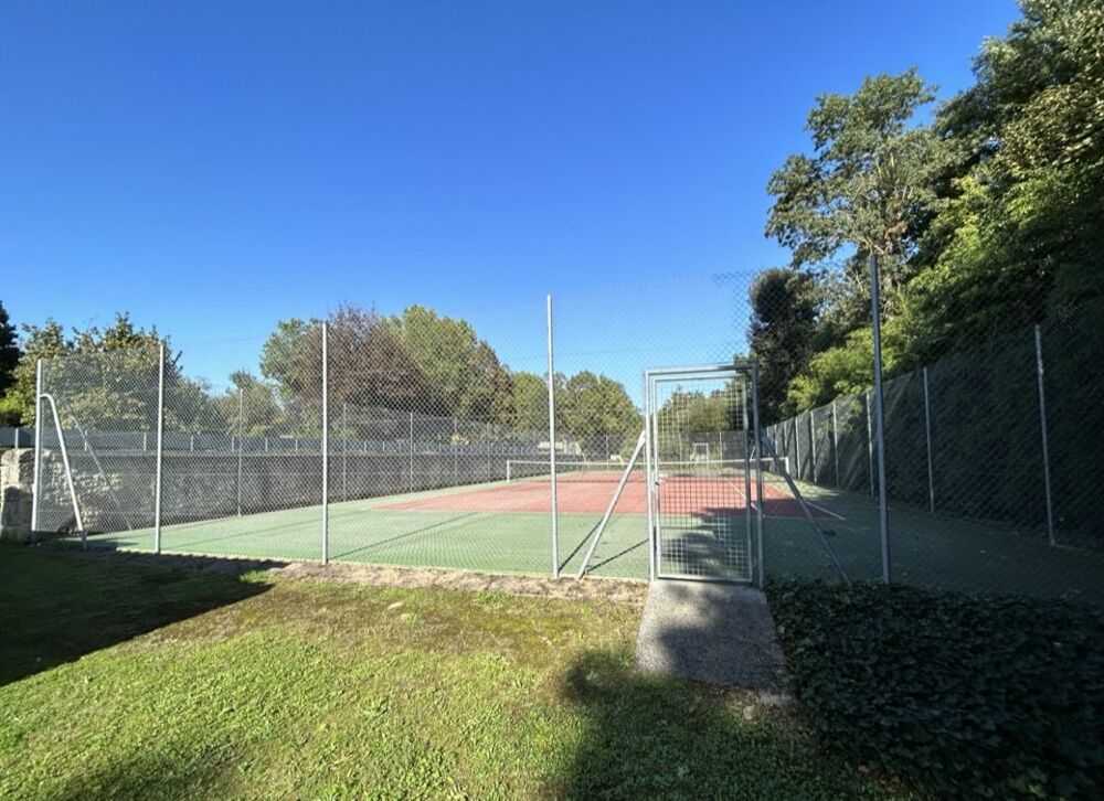 Magnifique Logis Ancien Rénové avec Piscine Intérieure, Court de Tennis et Jardins Clos de Murs