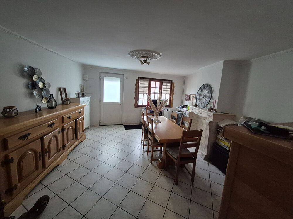 Maison vendue louée avec 3 chambres et une cour