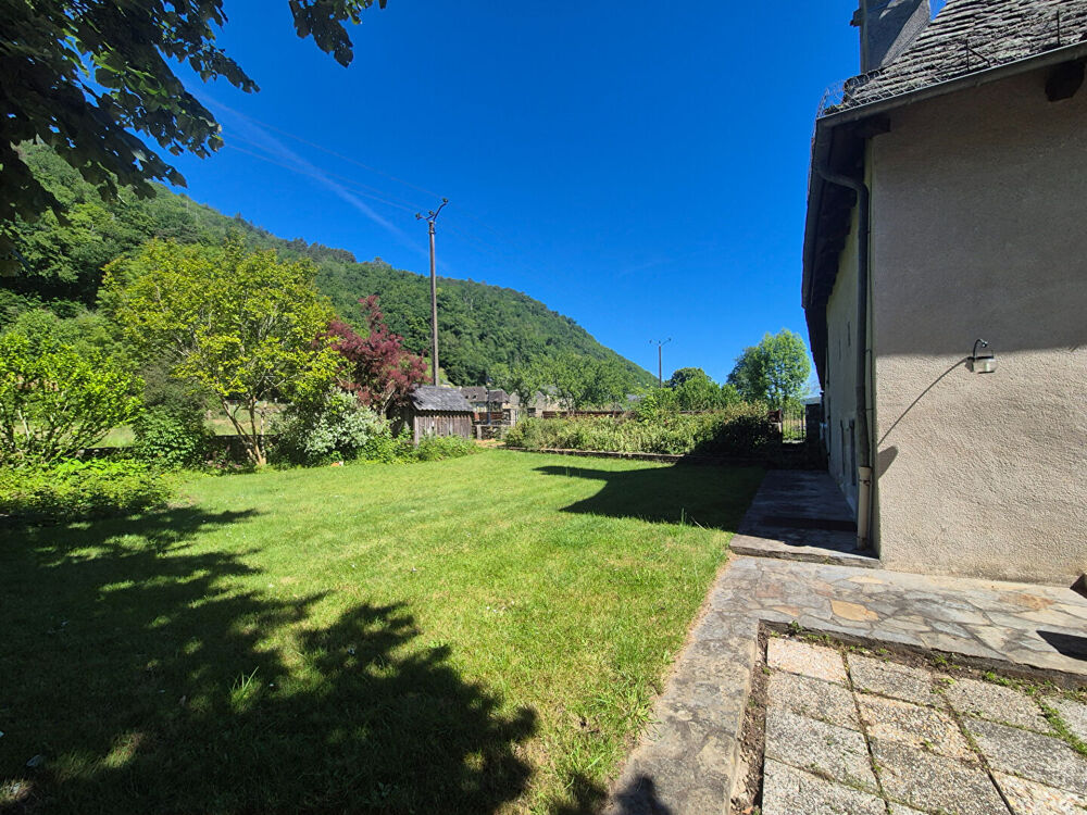 CORRÈZE. Monceaux-sur-Dordogne. Magnifique maison en pierre de 3 chambres avec un gîte de 2 chambres au rez-de-chaussée. Jardin
