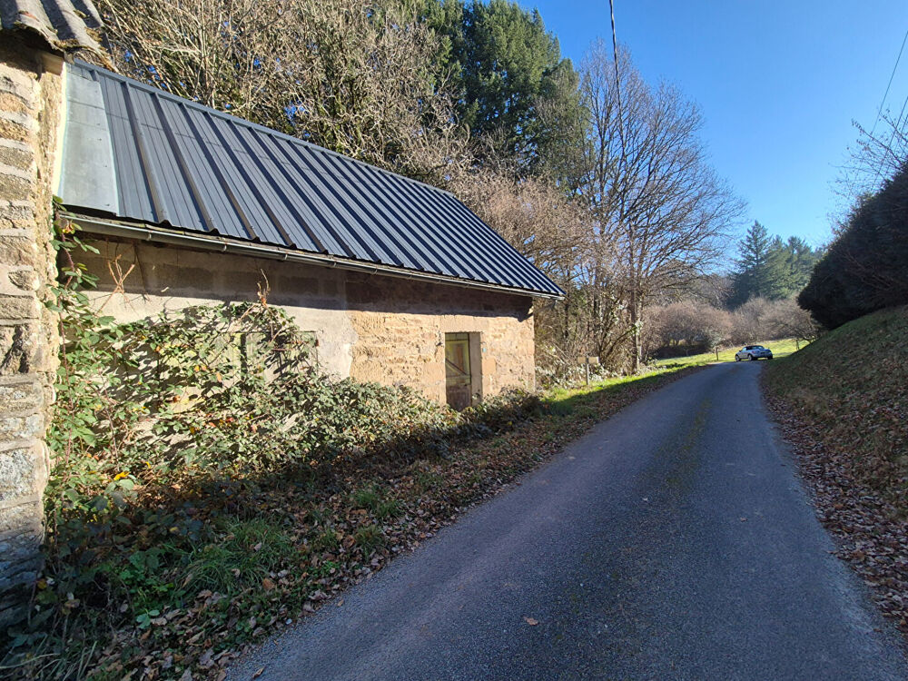 CORREZE. MADRANGES. Maison en pierre à rénover avec terrain de 780 m².