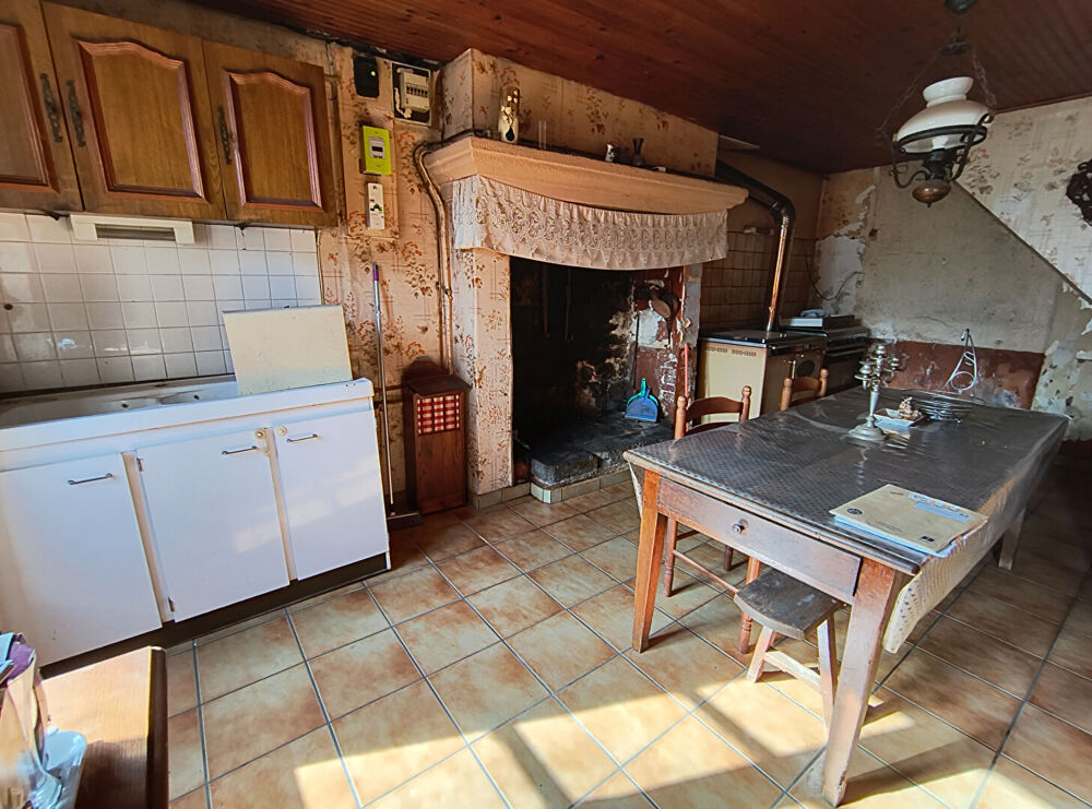 HAUTE-VIENNE - Pres Ambazac- Maison jumelée de deux chambres à rénover, située dans un environnement calme.