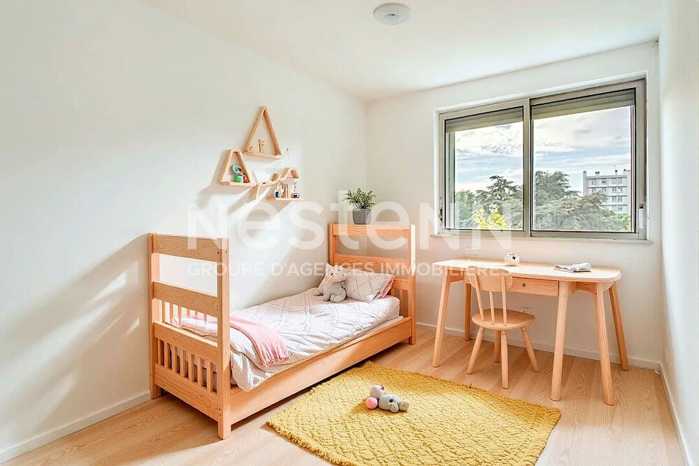 Grand appartement T5 3 chambres loué vide avec cave garage et 2 balcons - 69500 BRON