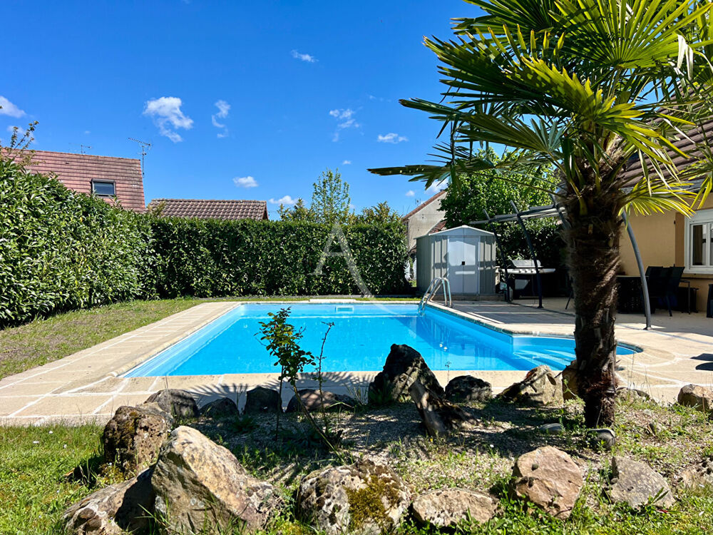Maison familiale lumineuse aux beaux volumes, située à Neufmoutiers-en-Brie. Surface Utile : 140 m², terrain : 550 m², 6 pièces