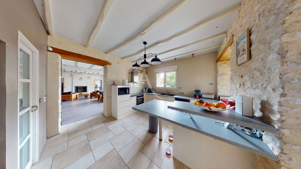 NEUVILLE DE POITOU GRANDE MAISON RENOVEE DE 6 CHAMBRES