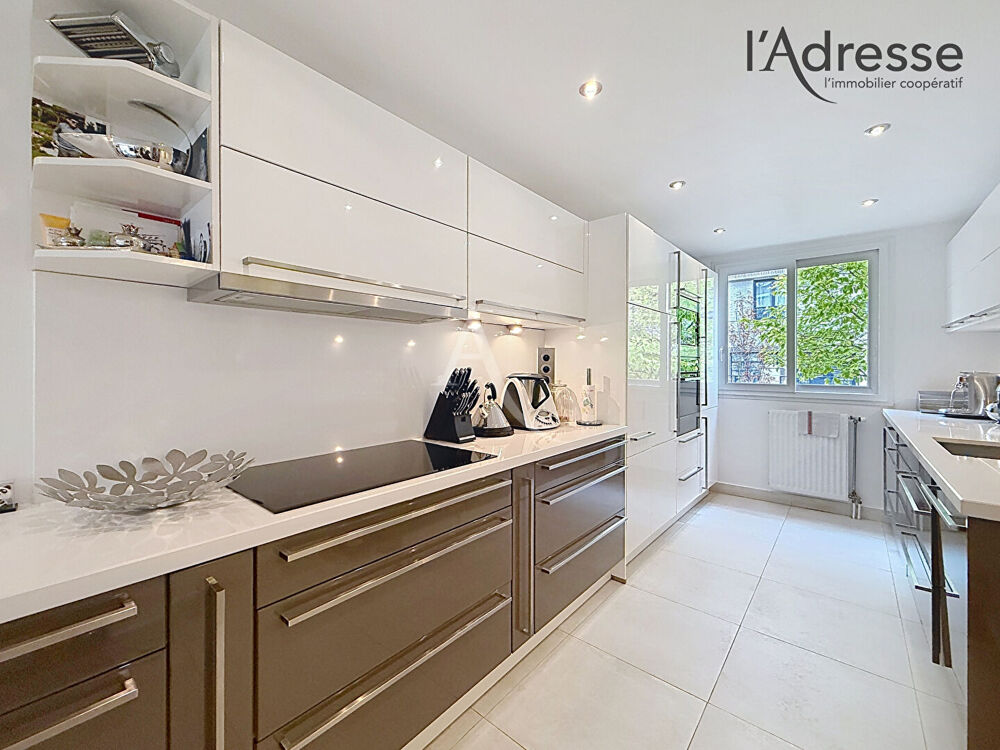 Vente Maison EXCLUSIVITÉ - L'ADRESSE DE PRESTIGE - MAISON FAMILIALE CONTEMPORAINE DE 161M² (200m² au sol) AVEC JARDIN ET DOUBLE GARAGE Suresnes