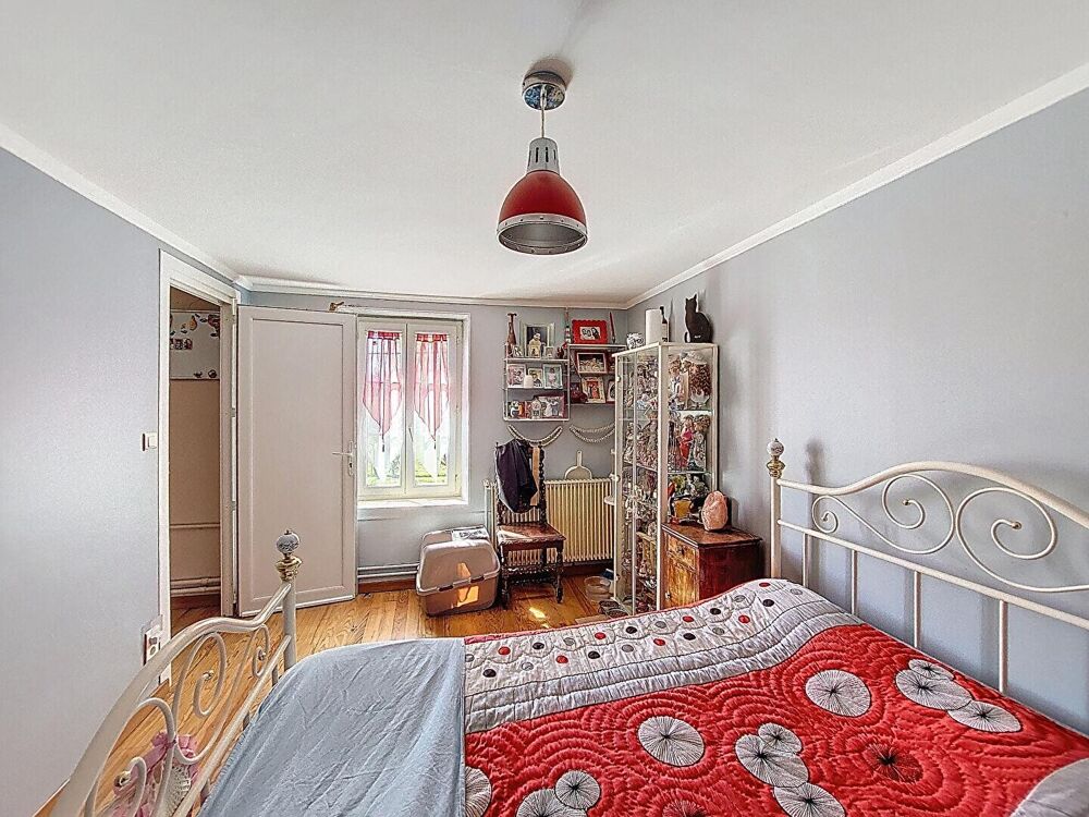 A Vendre Maison en pierre rénovée de sept pièces sur plus de 4 hectares à la campagne