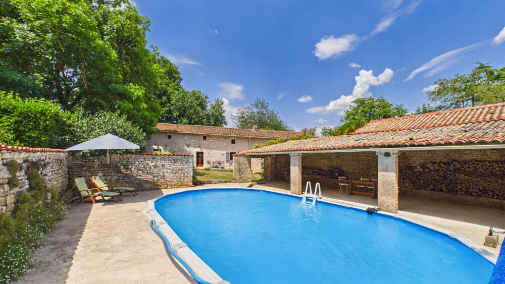 Ancienne ferme de caractère du XVIIe siècle entièrement rénovée avec piscine, dépendances et parc paysager