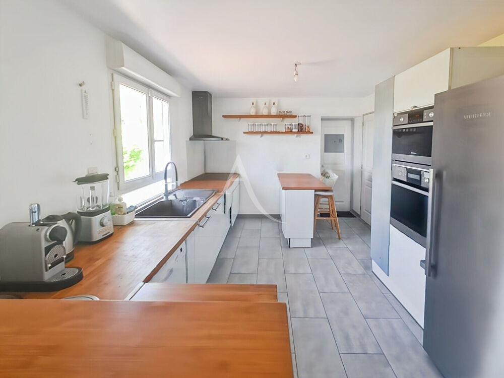Maison individuelle de 136 m² , 4 /5 chambres , Bureau , Grand garage , Proche RER C
