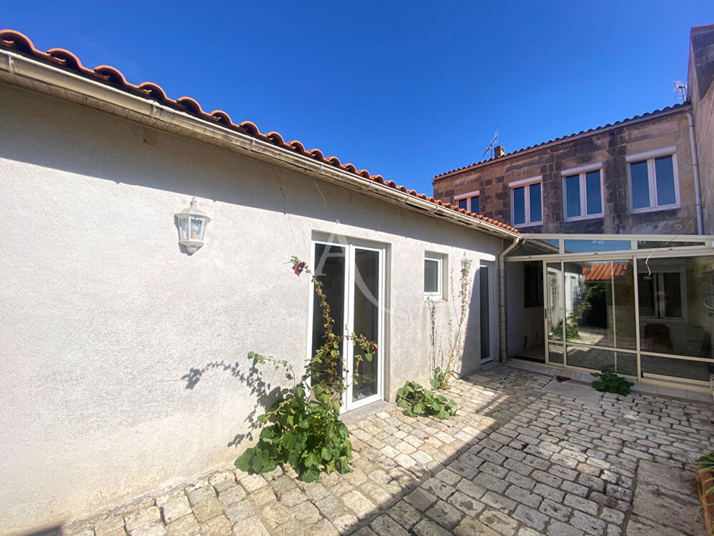 Vente Maison Maison de ville à étage avec jardin et dépendances Rochefort