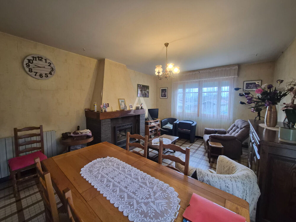 Une maison familiale pleine de potentiel sur un grand terrain clôturé? à découvrir sans tarder !