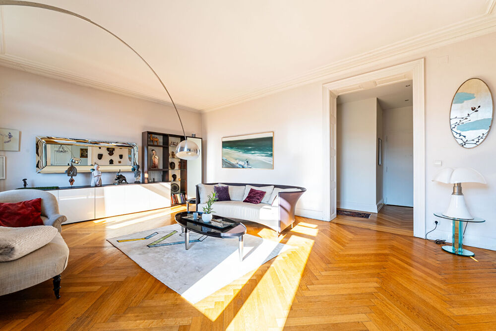 Vaste 7 Pièces de 227 m² avec Sauna et Balcons