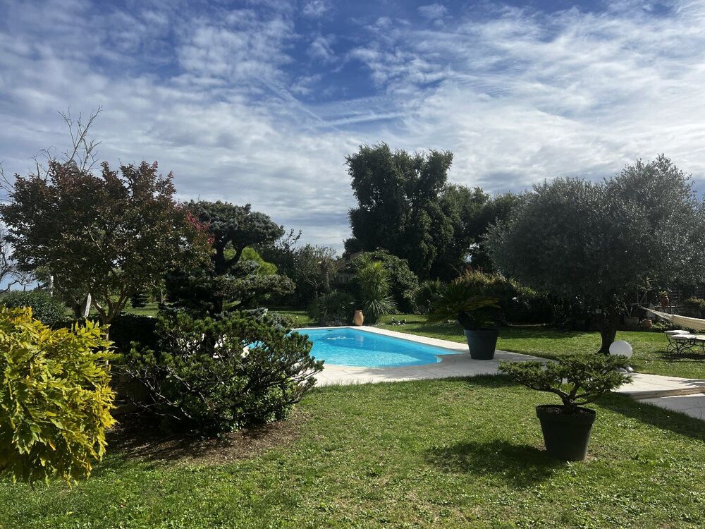 Vente Villa Charmante Maison en Pierre avec Piscine, Vues Panoramiques et Jardin Paisible Condom